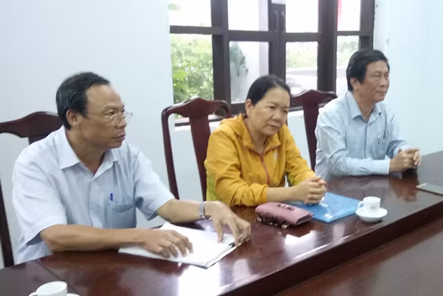 Bác sĩ Hoàng Công Truyện (góc trái) đã chấp nhận lời xin lỗi của lãnh đạo Sở TT-TT Thừa Thiên- Huế.