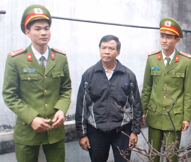 Anh Nguyễn Hữu Thuận bên 2 chiến sĩ CSCĐ dũng cảm cứu 3 người thân gia đình anh thoát nạn trong vụ hỏa hoạn.