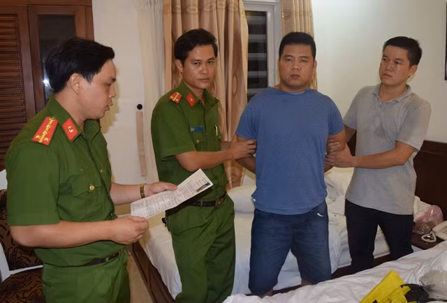 Lực lượng công an bắt giữ một trong 6 đối tượng trốn lệnh truy nã.