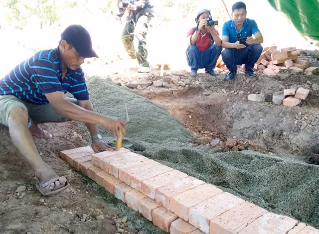 Khu vực mộ vợ vua Tự Đức được đắp bằng đất sạch, xung quanh đắp gạch không tô trét xi măng.
