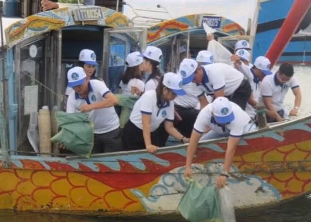 Hơn 30 vạn tôm sú giống được thả xuống biển Thừa Thiên - Huế trong sáng 31-8 để tái tạo nguồn lợi thủy sản.