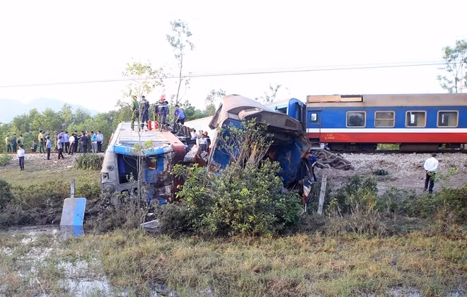 Vụ tai nạn đường sắt kinh hoàng đã khiến 3 nạn nhân tử vong, trong đó có một phó tàu và 4 người khác bị thương.