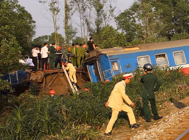 Lực lượng công an, Cảnh sát PCCC tổ chức cứu hộ cứu nạn trong vụ tai nạn tàu SE2 tại Thừa Thiên- Huế.