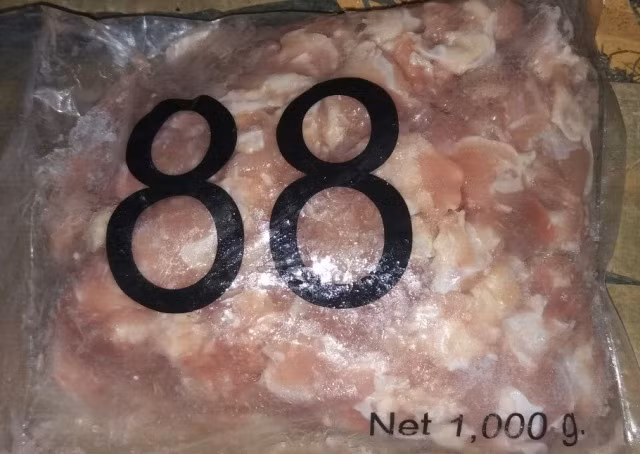 Hơn 1 tấn sụn gà đông lạnh không rõ nguồn gốc được thu giữ.