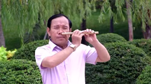 Kỷ lục gia Mai Đình Tới trổ tài thổi sáo bằng 1 cánh mũi.