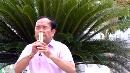 Mai Đình Tới thổi sáo bằng 2 cánh mũi.