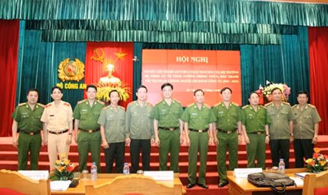 Thứ trưởng Lê Quý Vương với các đại biểu tham dự Hội nghị