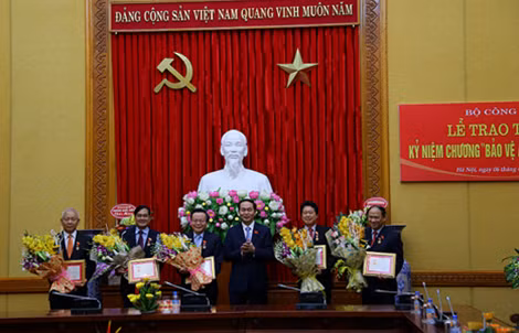 Chủ tịch nước Trần Đại Quang chúc mừng các đồng chí được trao tặng Kỷ niệm chương “Bảo vệ an ninh Tổ quốc”.