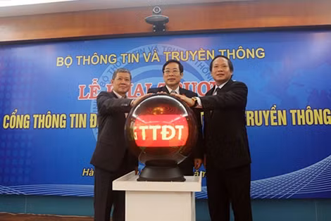 Bộ trưởng Bộ TT&TT Nguyễn Bắc Son và các Thứ trưởng bấm nút khai trương Cổng thông tin điện tử Bộ TT&TT.