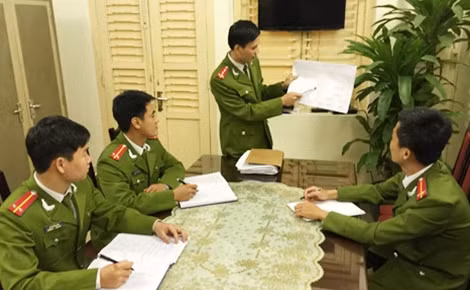 Đại úy Nguyễn Nhật Quang trao đổi kế hoạch phương án điều tra mở rộng đường dây ma túy của Dũng “mượt”.
