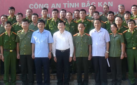 Chủ tịch nước Trương Tấn Sang chụp ảnh lưu niệm cùng cán bộ, chiến sỹ Công an tỉnh Bắc Kạn.