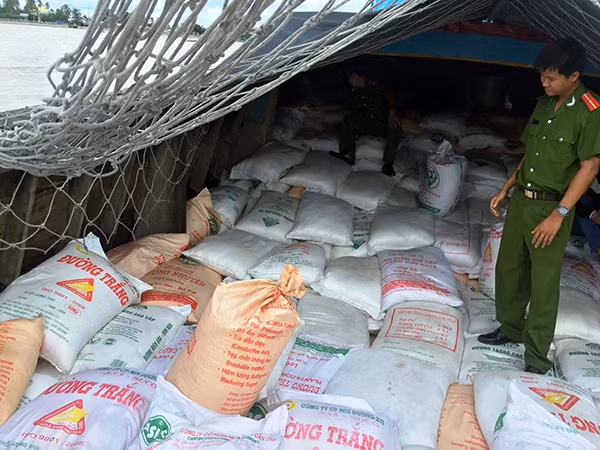 Trên một chiếc ghe chở đường cát bị bắt giữ, mang đủ nhãn mác từ các tỉnh Đắk Lắk, Khánh Hòa, Biên Hòa, Hậu Giang và Cần Thơ.