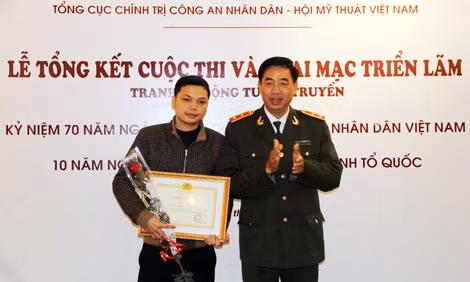 Trung tướng Lê Văn Đệ trao giải nhất cho tác giả Nguyễn Anh Minh.
