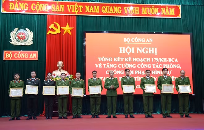 Thứ trưởng Lê Quý Vương trao Bằng khen của Bộ trưởng Bộ Công an cho các cá nhân, tập thể tại hội nghị