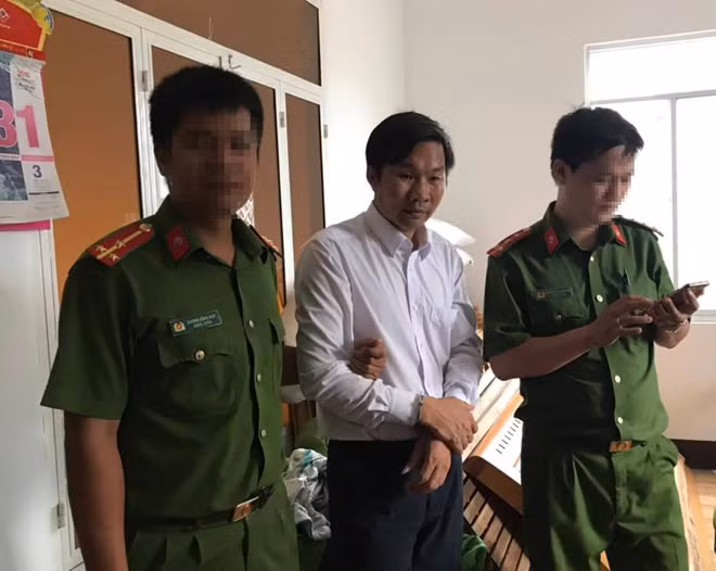 Cơ quan điều tra tiến hành bắt giữ ông Tốt tại văn phòng làm việc