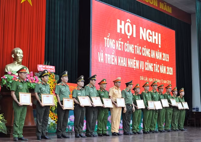 Giám đốc Công an tỉnh trao Danh hiệu thi đua cho các tạp thể tại hội nghị