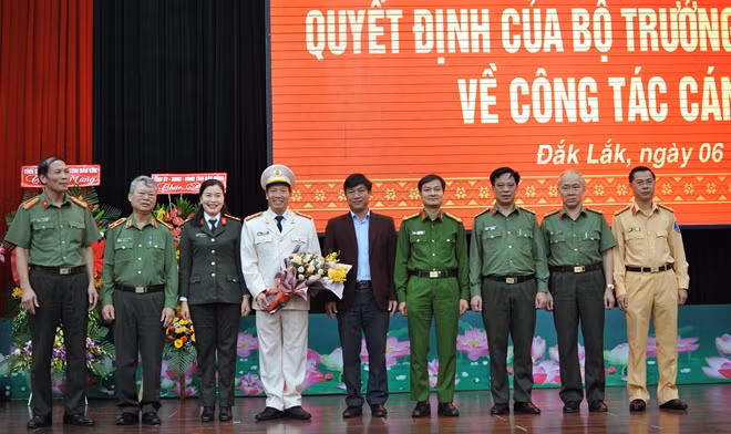 Đại diện lãnh đạo các cục nghiệp vụ Bộ Công an tặng hoa chúc mừng Đại tá Lê Văn Tuyến