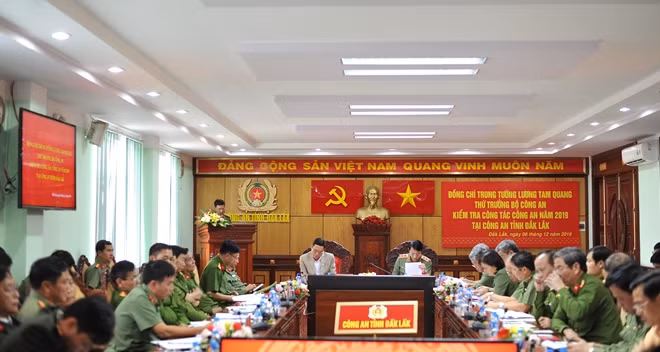 Quang cảnh buổi làm việc