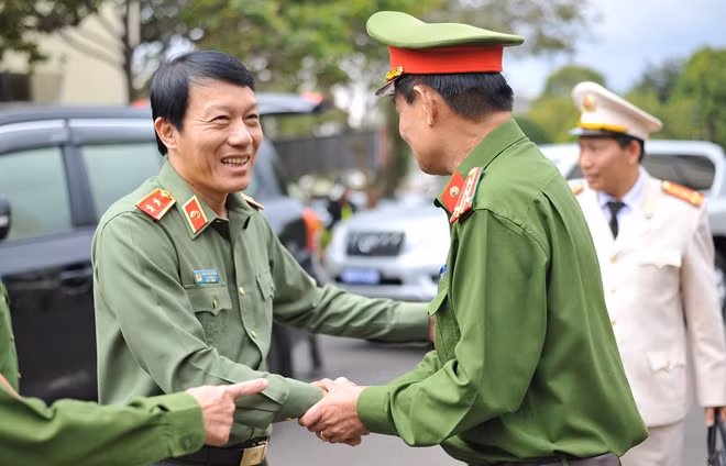 Thứ trưởng Lương Tam Quang cùng cán bộ, chiến sỹ Công an Đắk Lắk