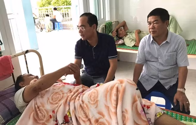Lãnh đạo Công an tỉnh Gia Lai đến thăm hỏi, động viên Đại uý Nhã đang được điều trị tại bệnh viện