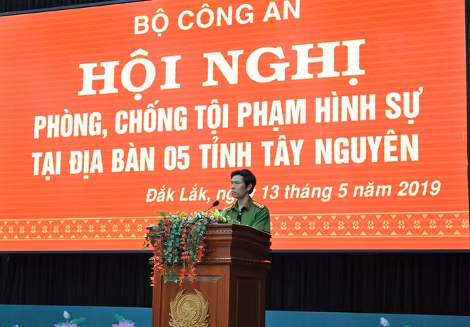 Các đại biểu phát biểu tham luận tại hội nghị