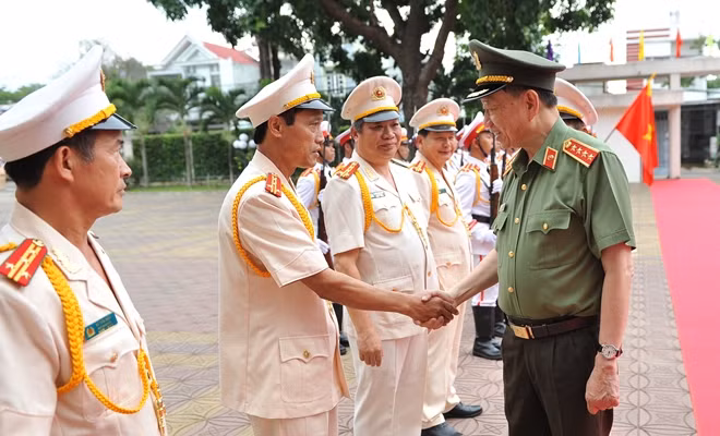 Bộ trưởng Tô Lâm cùng Ban giám đốc Công an Kon Tum.