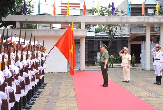 Bộ trưởng Tô Lâm duyệt đội danh dự Công an tỉnh Kon Tum.