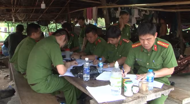 Cơ quan điều tra đang tiến hành lập biên bản, thu giữ tang vật tại lán trại của Phượng “râu”