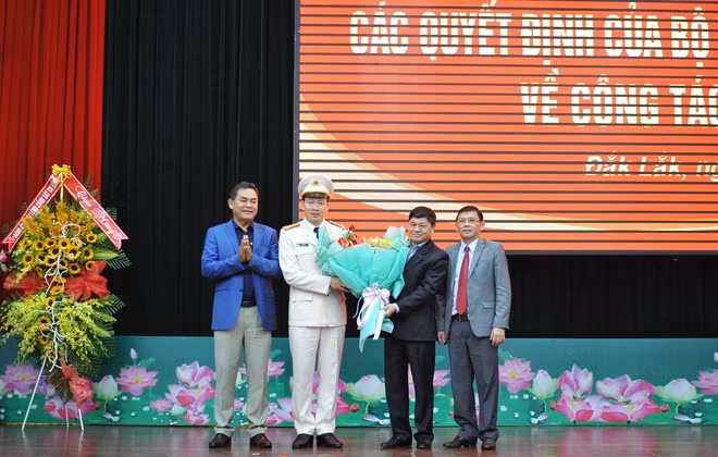 Các đồng chí trong Ban Thường vụ Tỉnh uỷ, HĐND, UBND tỉnh Đắk Lắk chúc mừng Đại tá Vũ Hồng Văn
