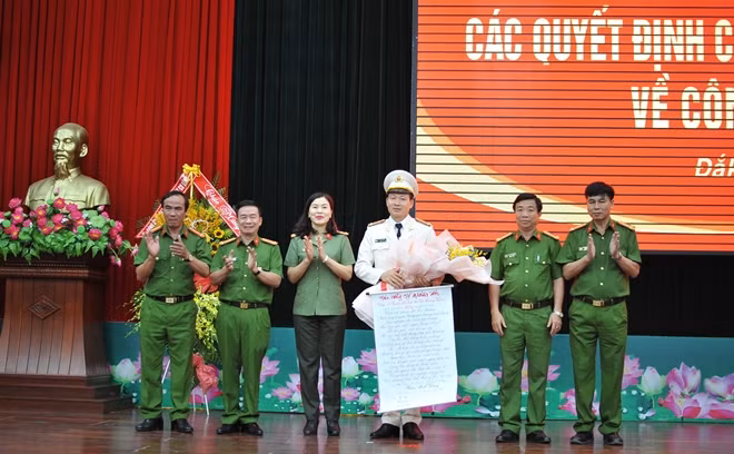 Ban giám đốc Công an tỉnh Đắk Lắk chúc mừng Đại tá Vũ Hồng Văn