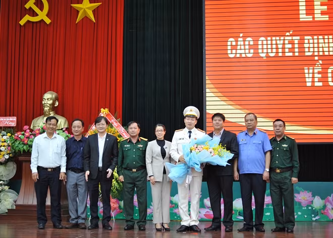 Các sở, ban, ngành tỉnh Đắk Lắk tặng hoa chúc mừng