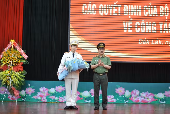Thứ trưởng Nguyễn Văn Thành tặng hoa chúc mừng Đại tá Vũ Hồng Văn