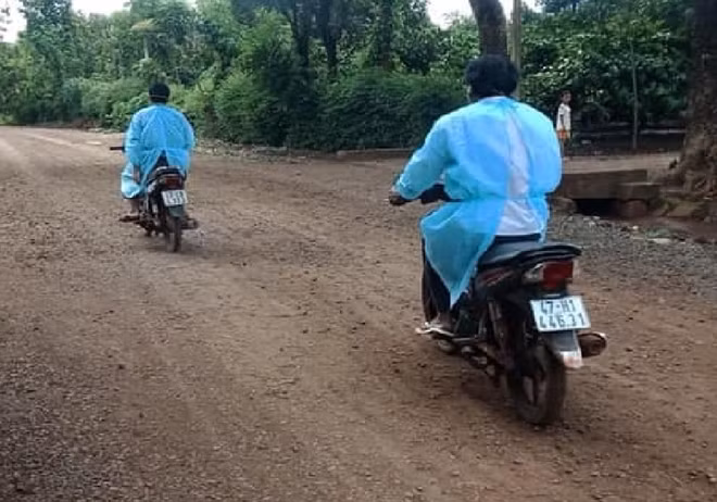Cán bộ y tế vào vùng dịch để xử lý
