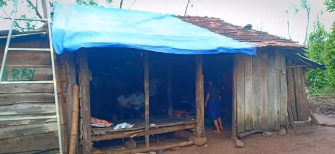 Căn nhà rách nát của gia đình ông Tùng