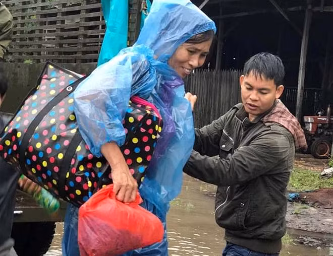Nhiều người dân mang theo đồ đạc