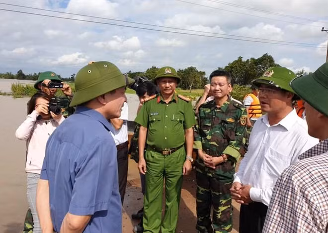 Bí thư Tỉnh uỷ Đắk Lắk đến động viên các lực lượng tham gia cứu nạn tại vùng rốn lũ