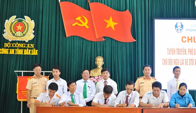 Đại diện các hãng vận tải ký cam kết chấp hành nghiêm pháp luật về trật tự ATGT tại buổi tuyên truyền