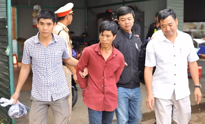 Đối tượng Kiên (áo đỏ) được bàn giao cho Phòng CSHS