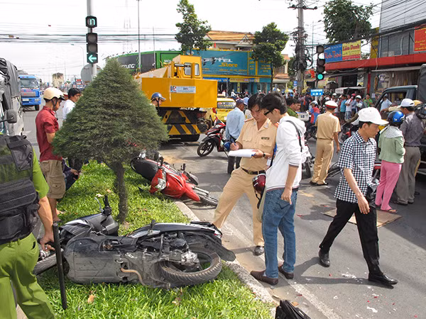 Lực lượng Công an tiến hành khám nghiệm hiện trường.