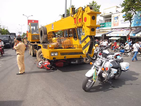 Lực lượng CSGT điều tiết, phân luồng phương tiện tránh xảy ra tình trạng ùn tắt.
