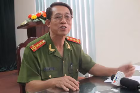 Đại tá Nguyễn Văn Sơn trao đổi với báo chí.