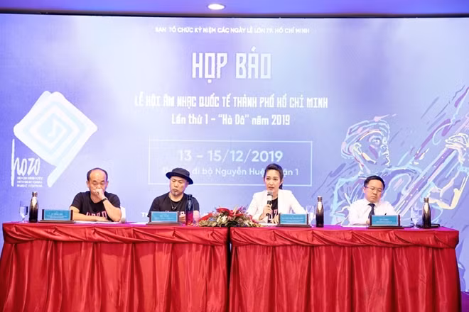 Ban tổ chức thông tin về lễ hội tại buổi họp báo.