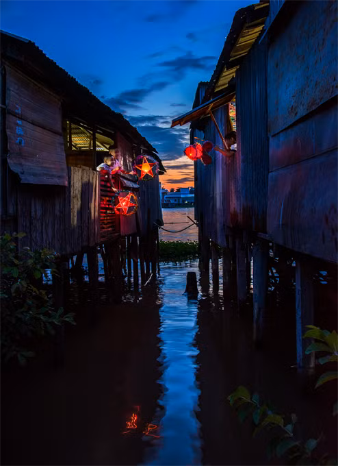 Bức “Trung thu xóm nghèo” (Nguyễn Ngọc Luân) đoạt huy chương đồng.
