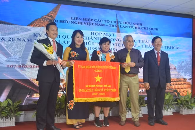 Đại diện Hội Hữu nghị Việt Nam – Thái Lan TP Hồ Chí Minh nhận cờ truyền thống do UBND TP Hồ Chí Minh trao tặng.