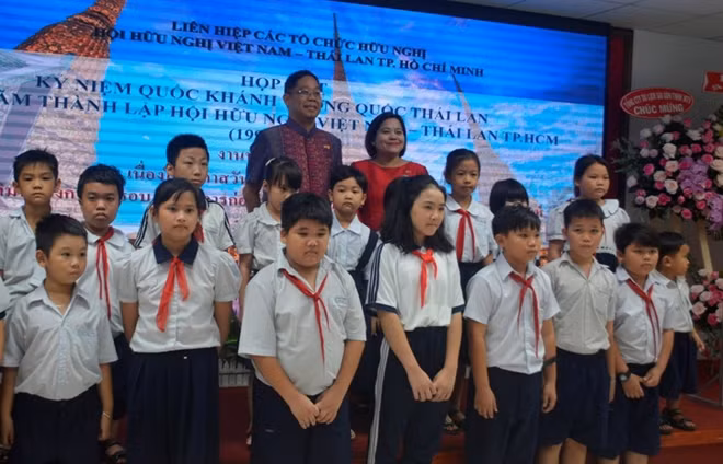 Ông Apirat Sugondhabhirom, Tổng Lãnh sự Vương quốc Thái Lan tại TP Hồ Chí Minh trao học bổng cho 20 em học sinh vượt khó.