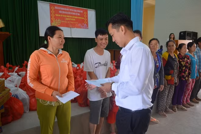 Đại diện Ngân hàng Agribank chi nhánh huyện Cần Giờ trao quà cho người dân nghèo.