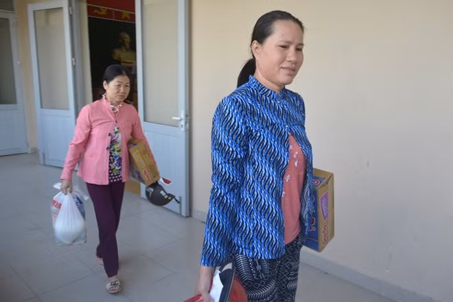 Niềm vui của các hộ dân khi nhận quà Tết.