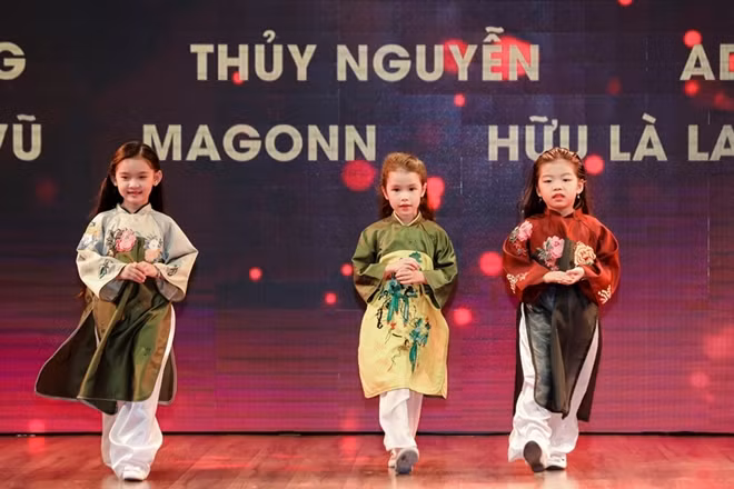 Các người mẫu nhí giới thiệu bộ sưu tập áo dài tại chương trình.