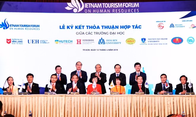 Thủ tướng Nguyễn Xuân Phúc cùng lãnh đạo các bộ, ngành chứng kiến lễ ký kết hợp tác giữa các trường đại học và doanh nghiệp tại diễn đàn.
