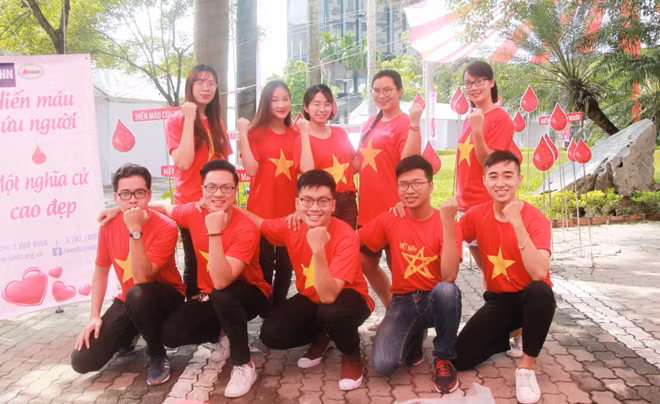Đoàn đại biểu Việt Nam tham gia hiến máu tình nguyện.